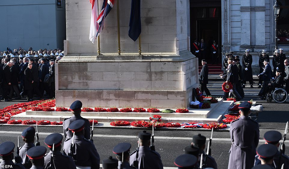 Елизавета II, Кейт Миддлтон, Меган Маркл и другие на торжественной церемонии в честь Дня памяти павших