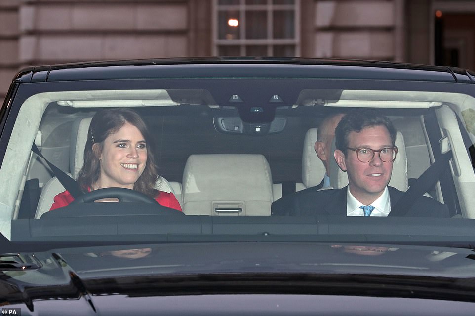 Принц Уильям, Кейт Миддлтон и другие прибыли на праздничный обед к Елизавете II