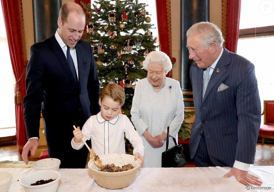 Принц Джордж с Уильямом, Чарльзом и Елизаветой II приготовил рождественский пудинг