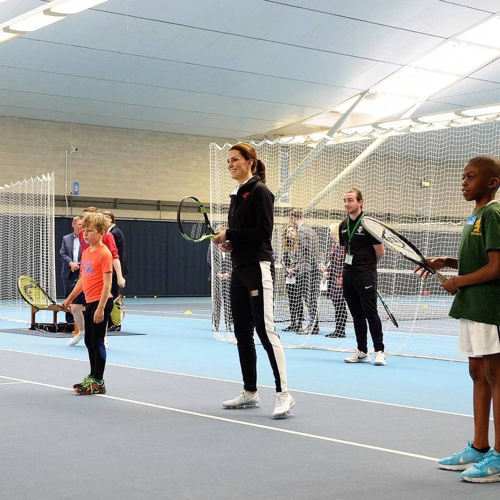 Кейт Миддлтон с принцем Уильямом и детьми занимается теннисом в закрытом клубе