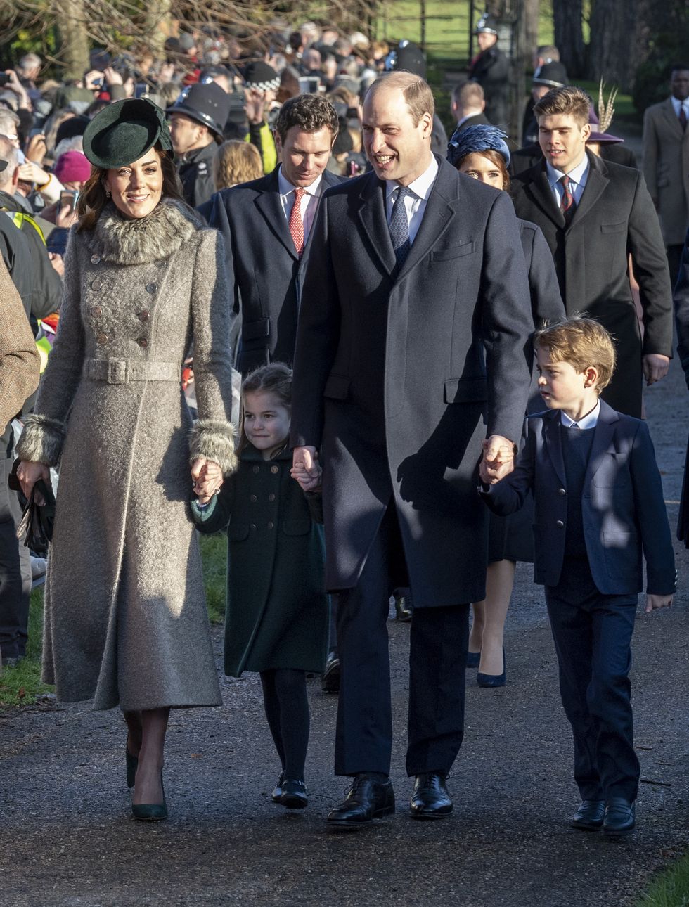 Елизавета II, принц Уильям, Кейт Миддлтон, дети и другие на рождественской службе в Сандрингеме