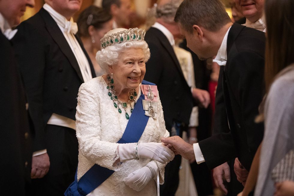 Елизавета II, Кейт Миддлтон, принц Уильям и другие на торжественном приеме во Дворце