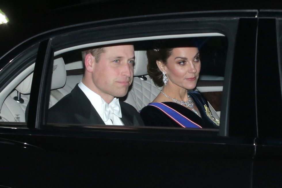 Елизавета II, Кейт Миддлтон, принц Уильям и другие на торжественном приеме во Дворце