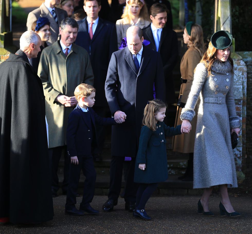 Елизавета II, принц Уильям, Кейт Миддлтон, дети и другие на рождественской службе в Сандрингеме