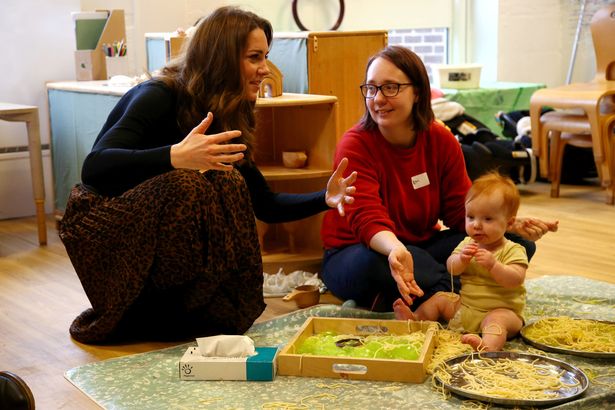 Новые фото и подробности визита Кейт Миддлтон в детский центр в Кардиффе
