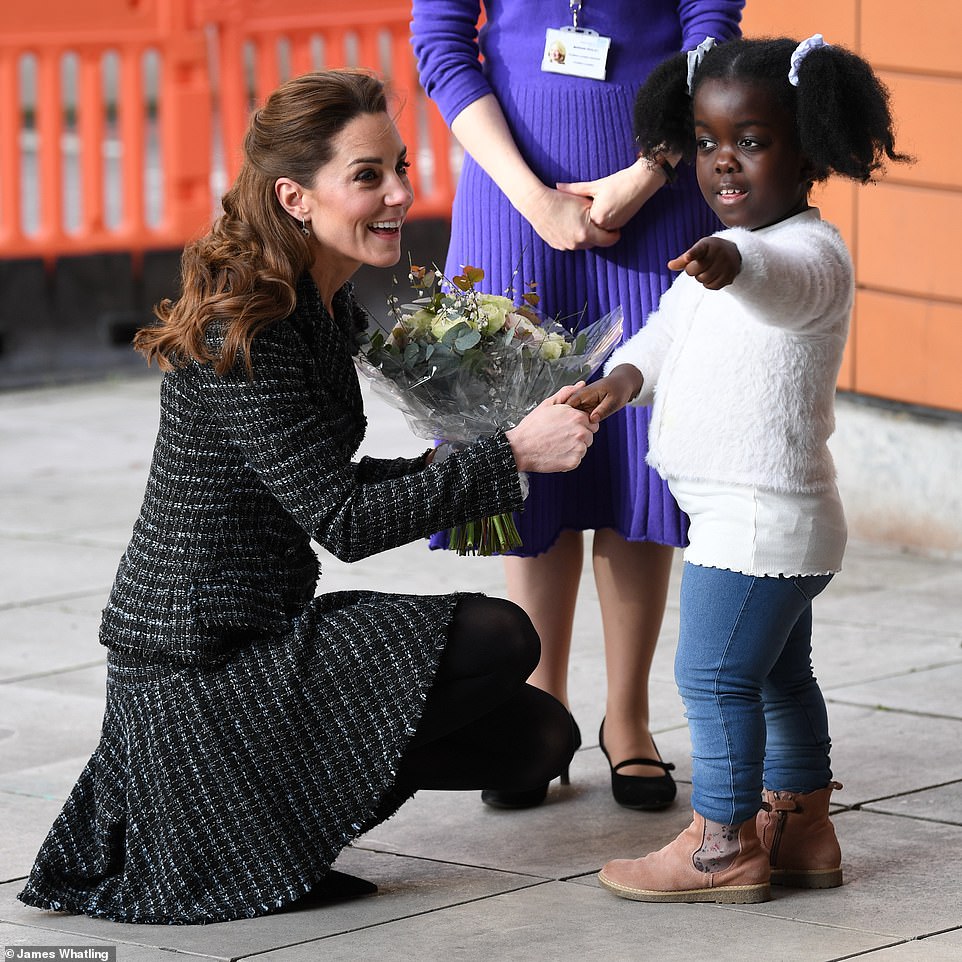 Кейт Миддлтон в твидовом костюме нанесла визит в детскую больницу в Лондоне
