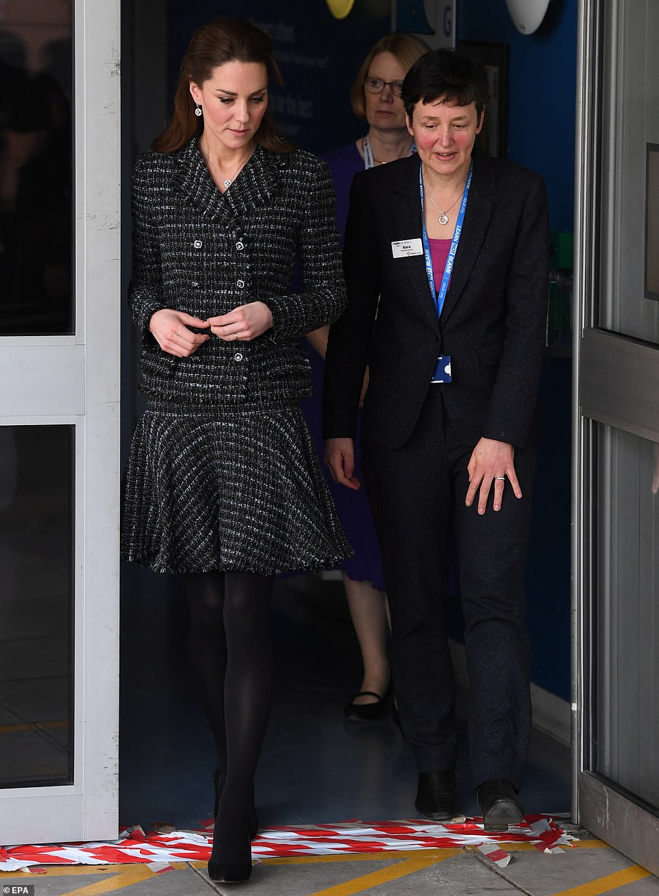 Кейт Миддлтон в твидовом костюме нанесла визит в детскую больницу в Лондоне