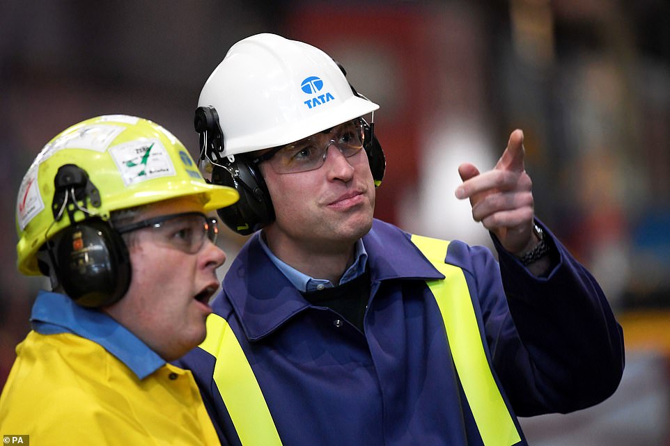 Принц Уильям и Кейт Миддлтон пообщались с работниками металлургического комбината Tata Steel в Уэльсе