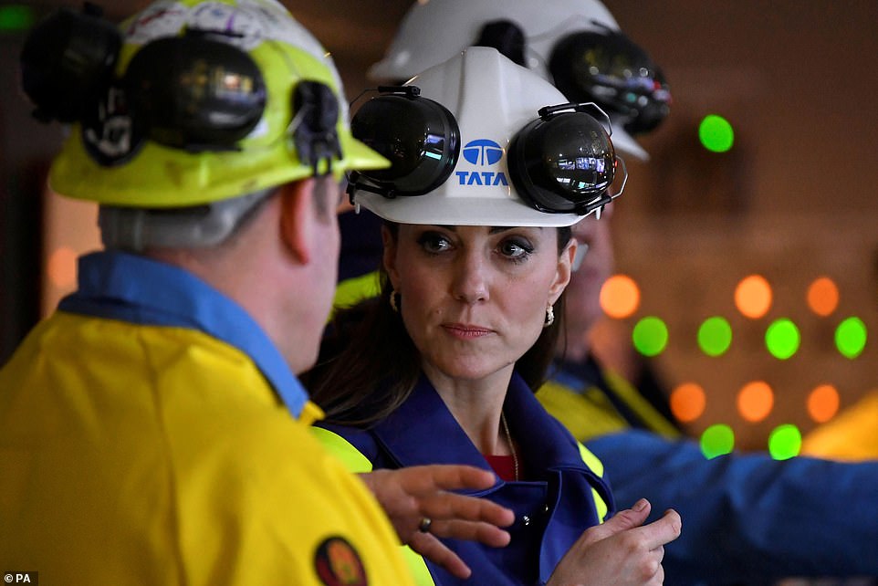 Принц Уильям и Кейт Миддлтон пообщались с работниками металлургического комбината Tata Steel в Уэльсе