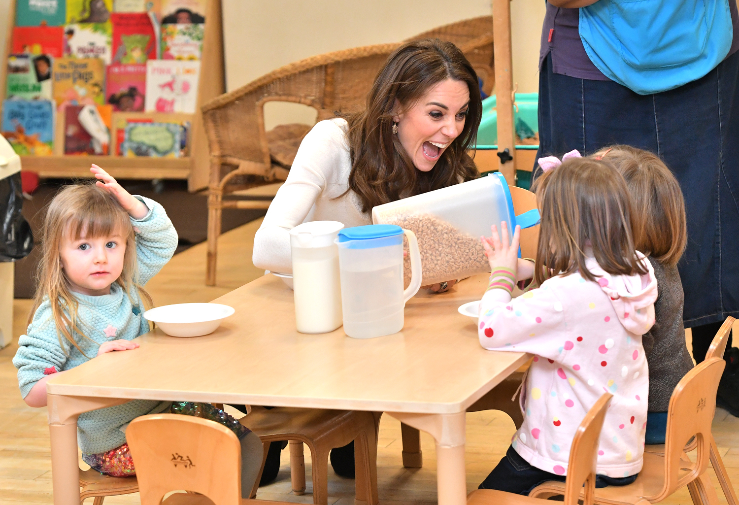 Кейт Миддлтон посетила детский сад и помогла подать детишкам завтрак