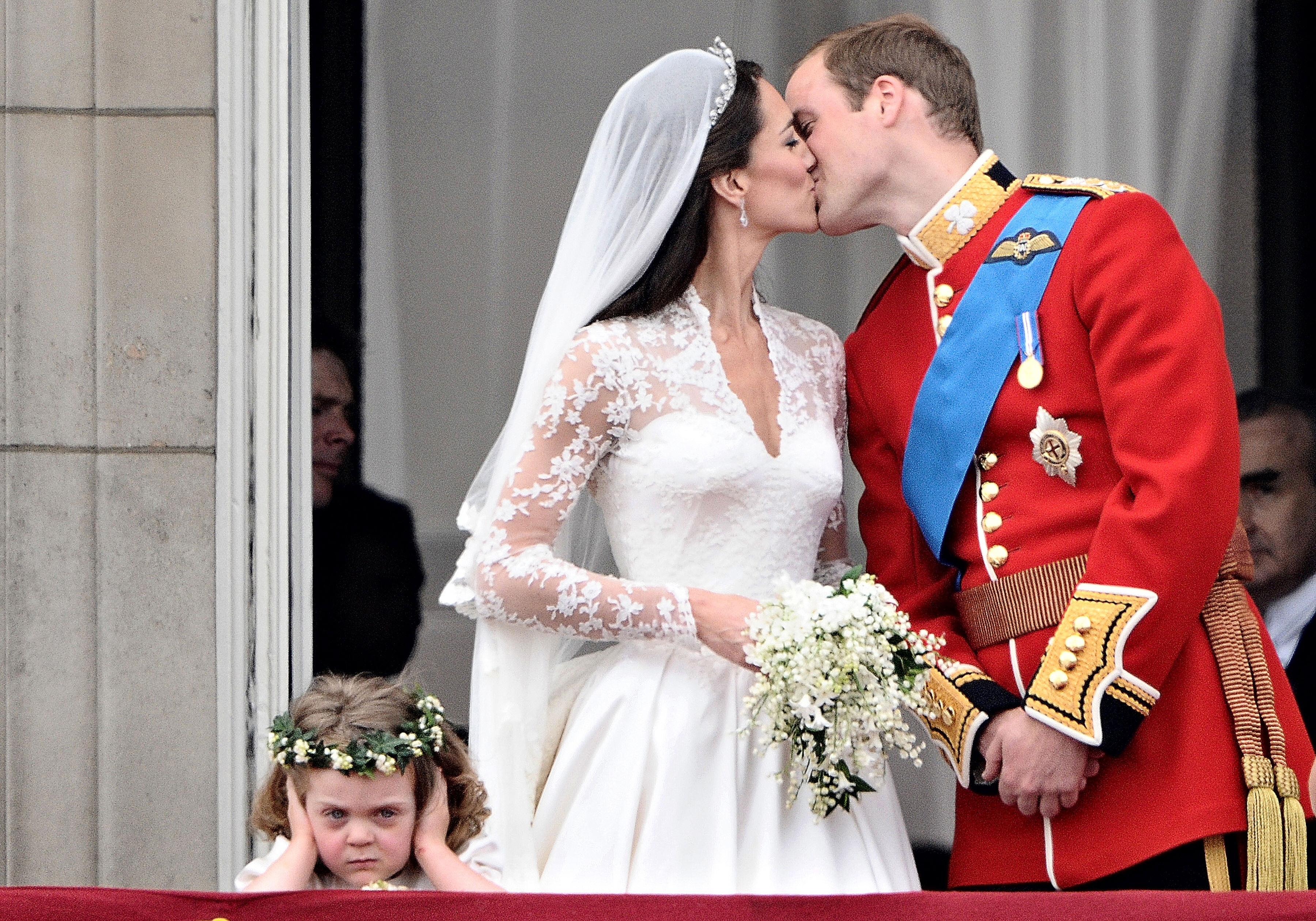 Миддлтон замуж вышла. Свадьба Кейт Миддлтон и принца Уильяма. Кейт Миддлтон и принц Уильям поцелуй. Принц Вильям и Кейт Миддлтон поцелуй.