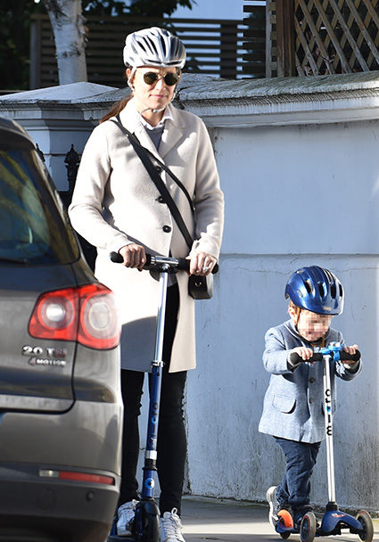 Беременную Пиппу Миддлтон сфотографировали во время прогулки с сыном