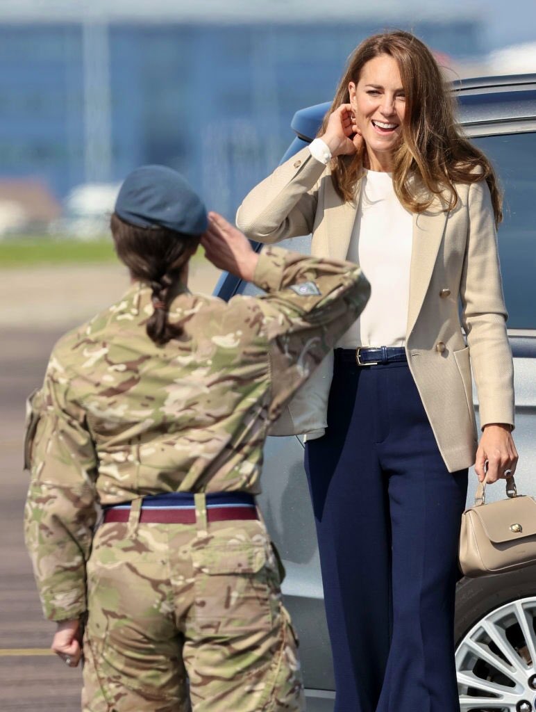 Кейт Миддлтон вышла в свет после перерыва - герцогиня побывала на базе Королевских ВВС
