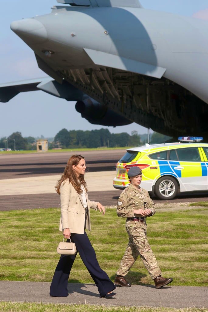 Кейт Миддлтон вышла в свет после перерыва - герцогиня побывала на базе Королевских ВВС
