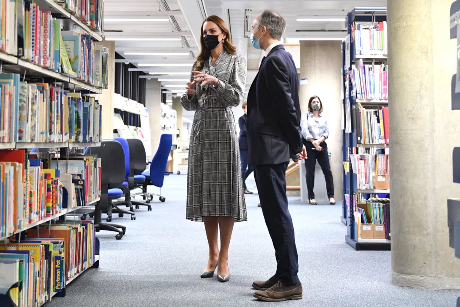 Кейт Миддлтон в черно-белом платье нанесла визит в Университетский колледж Лондона