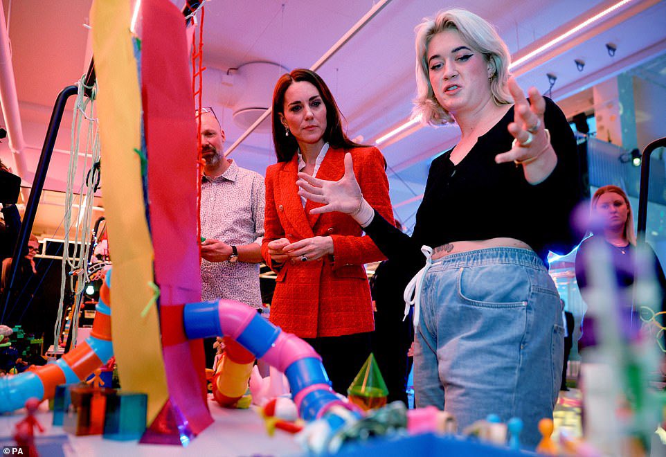 Первый день визита Кейт Миддлтон в Данию - Детский музей и катание с горки в фонде «Лего»