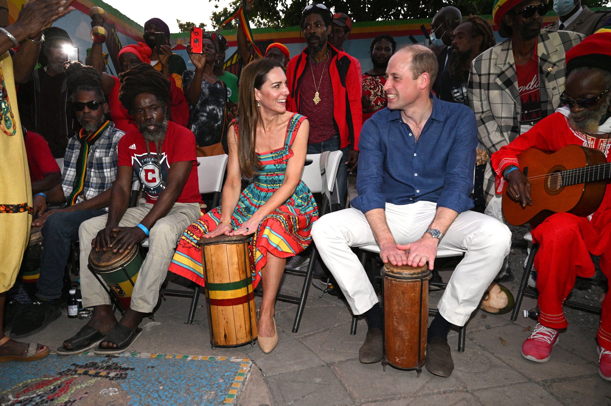 Принц Уильям и Кейт Миддлтон сыграли на барабанах и посидели в бобслее на Ямайке