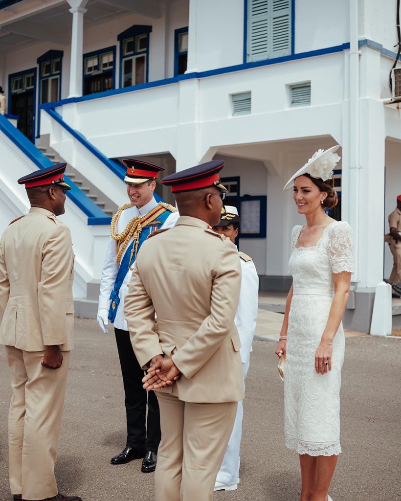 Принц Уильям и Кейт Миддлтон в белом приняли военный парад на Ямайке