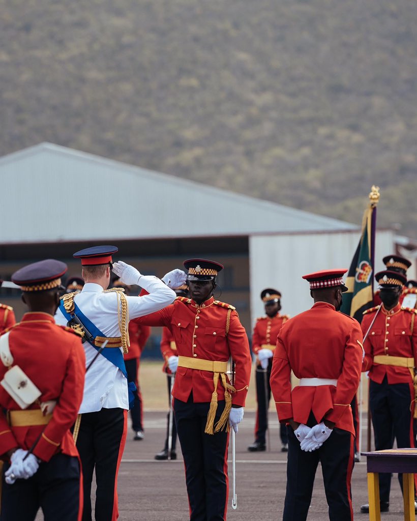 Принц Уильям и Кейт Миддлтон в белом приняли военный парад на Ямайке