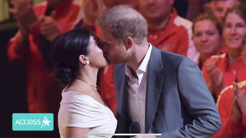 Принц Гарри и Меган Маркл публично поцеловались в Голландии