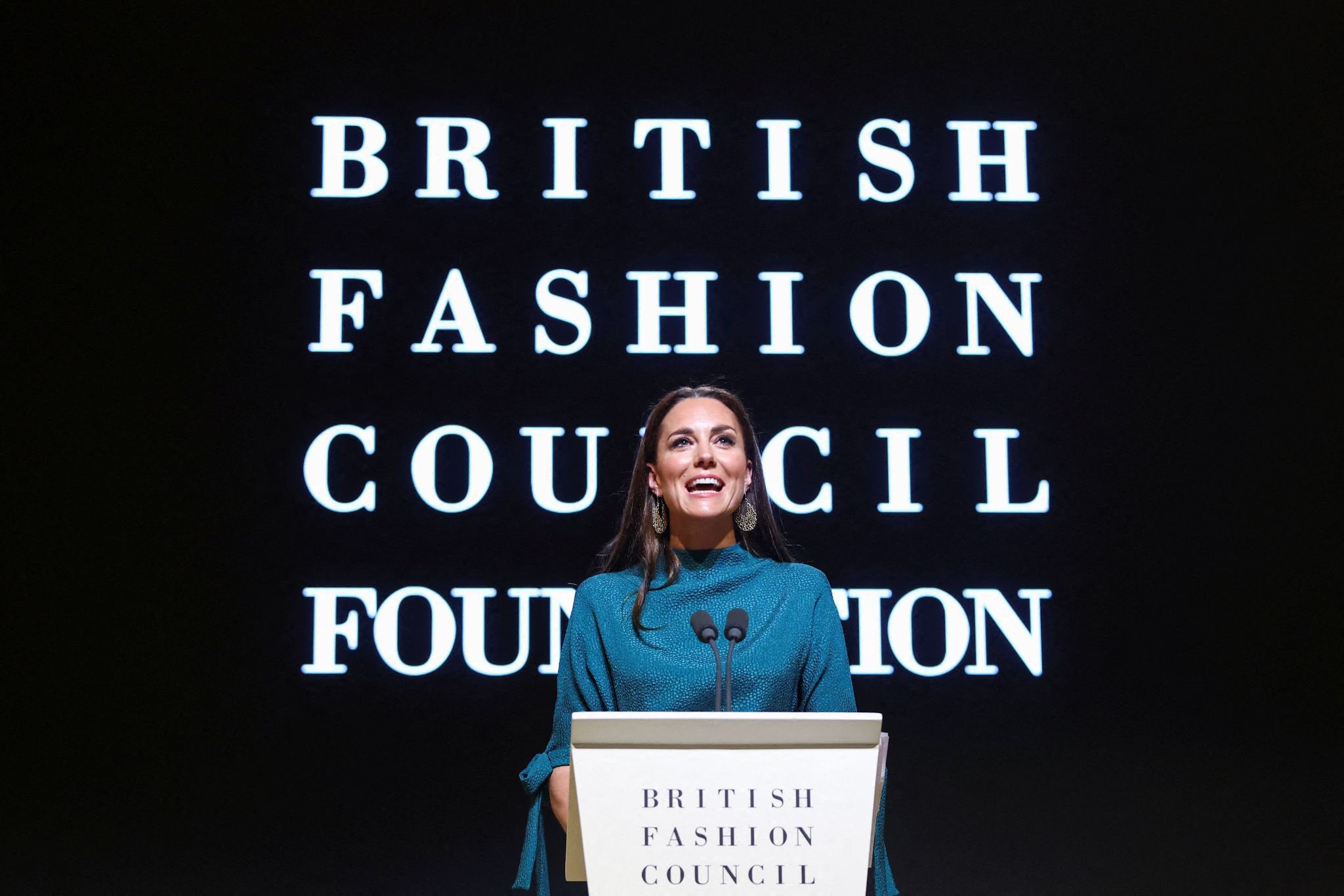 Кейт Миддлтон наградила победителя конкурса Британского совета моды