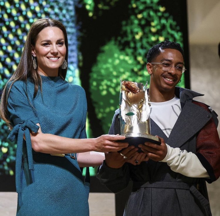 Кейт Миддлтон наградила победителя конкурса Британского совета моды