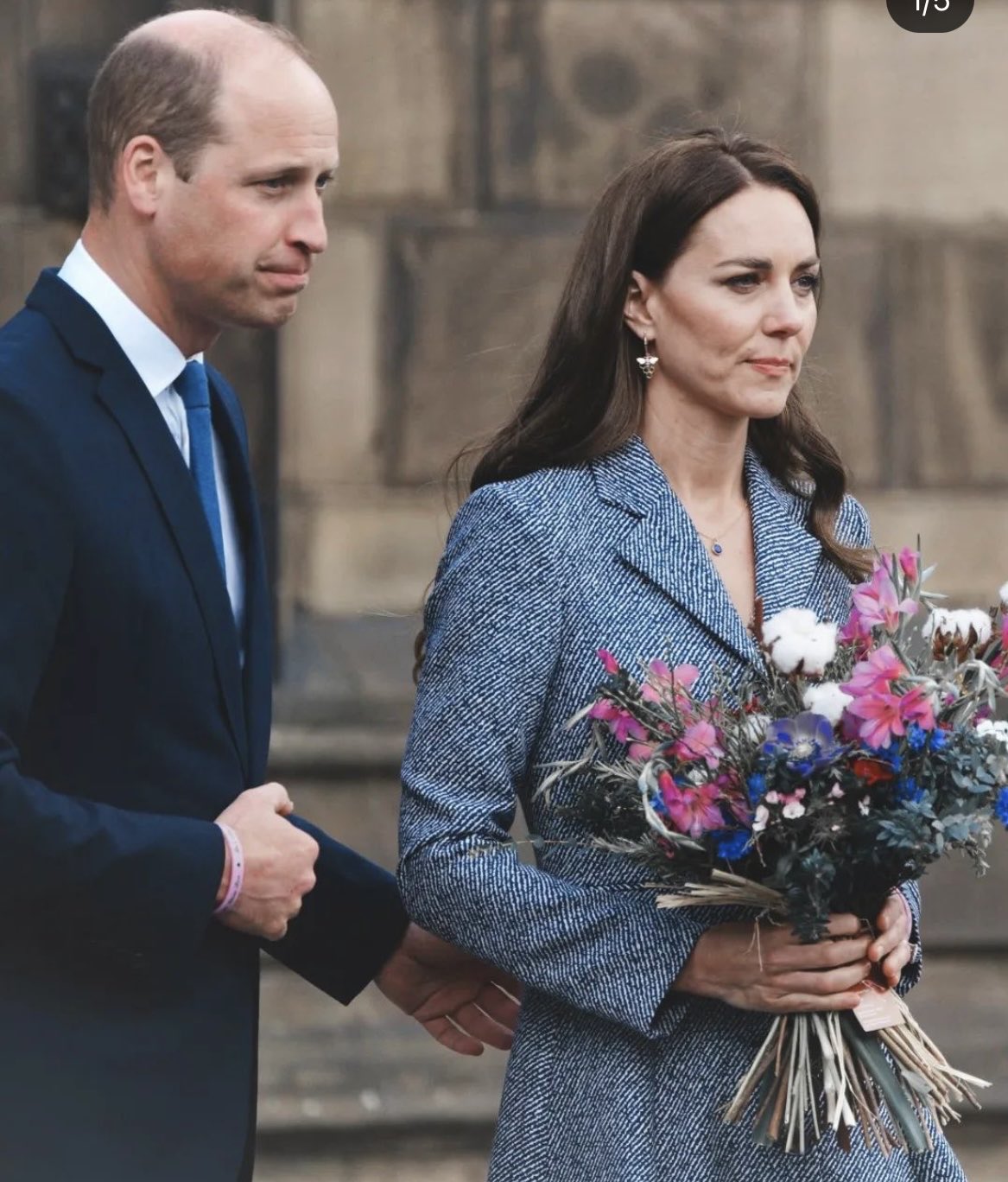 Принц Уильям и Кейт Миддлтон в платье-пальто открыли мемориал в Манчестере