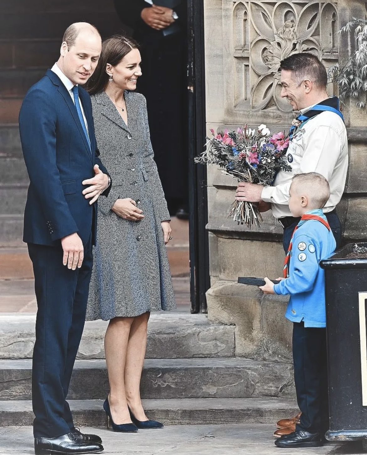 Принц Уильям и Кейт Миддлтон в платье-пальто открыли мемориал в Манчестере