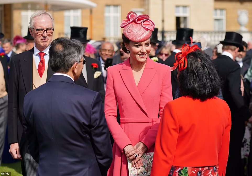 Кейт Миддлтон в красном наряде появилась на вечеринке Garden Party в саду Букингемского дворца