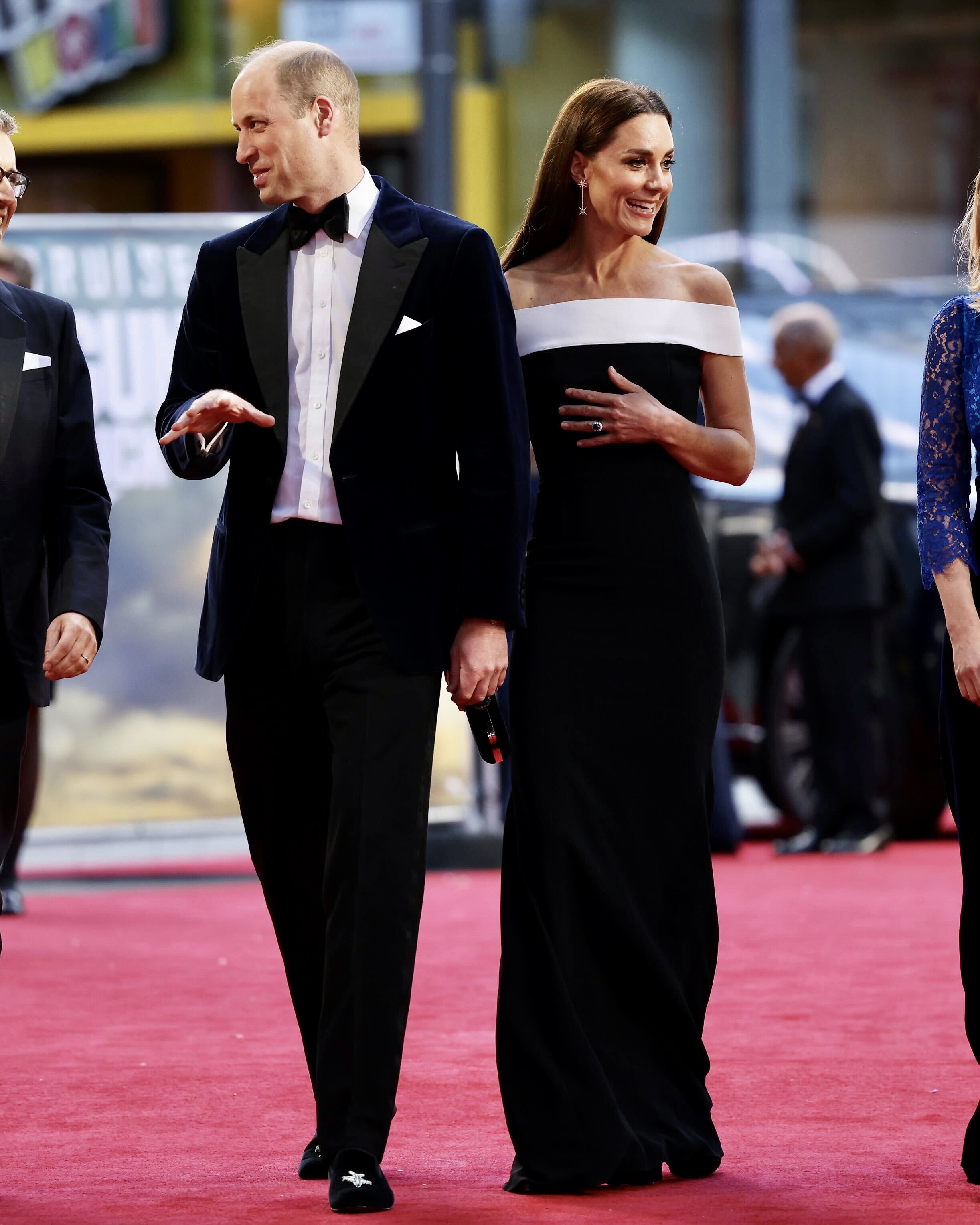 Кейт Миддлтон в платье с открытыми плечами появилась на премьере фильма «Топ Ган: Мэверик»
