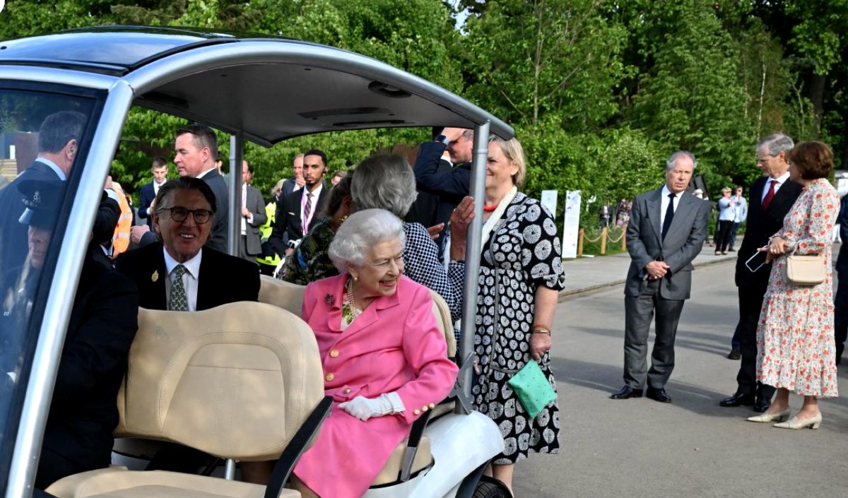Елизавета II на электрическом гольф-каре посетила цветочную выставку в Лондоне