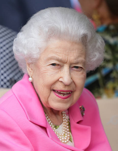 Елизавета II на электрическом гольф-каре посетила цветочную выставку в Лондоне