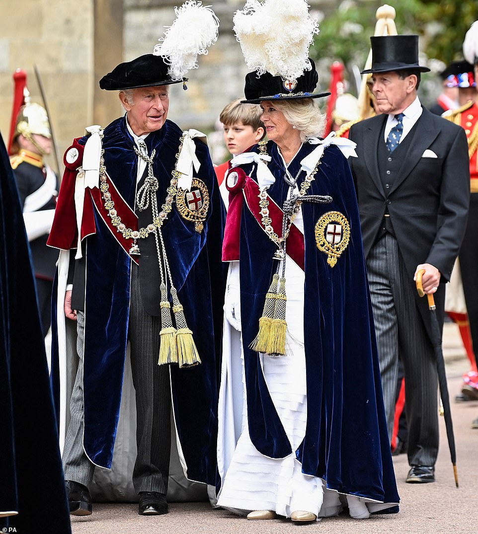 Принцы Чарльз и Уильям, Кейт Миддлтон, Камилла и Софи на церемонии Ордена Подвязки