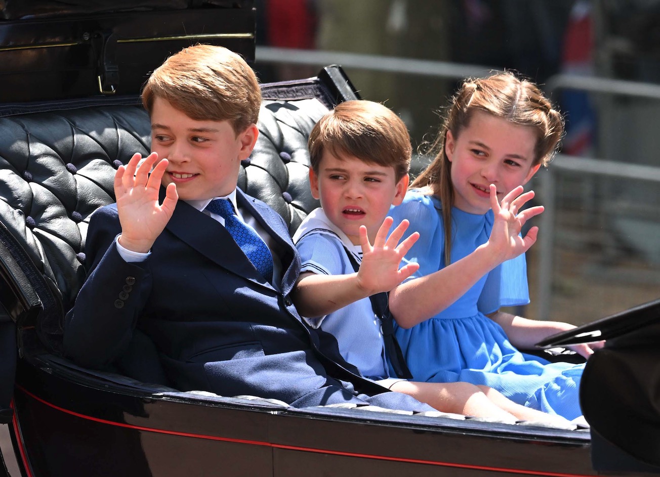 Дети принца Уильяма и Кейт Миддлтон в первый раз проехали в карете на параде Trooping the Colour