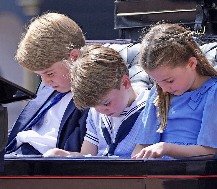 Дети принца Уильяма и Кейт Миддлтон в первый раз проехали в карете на параде Trooping the Colour