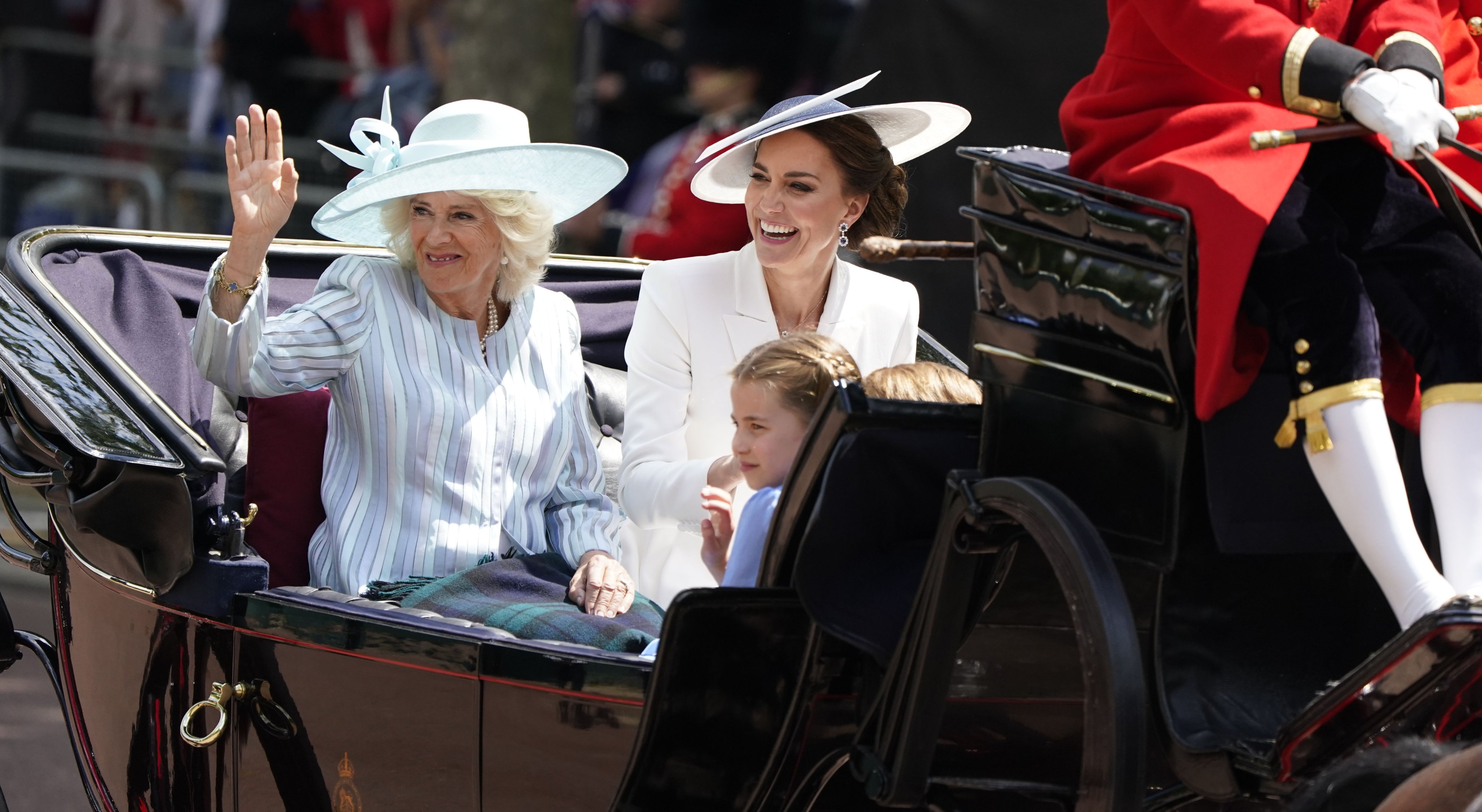 Вся в белом - Кейт Миддлтон в наряде от Alexander McQueen на параде Trooping the Colour