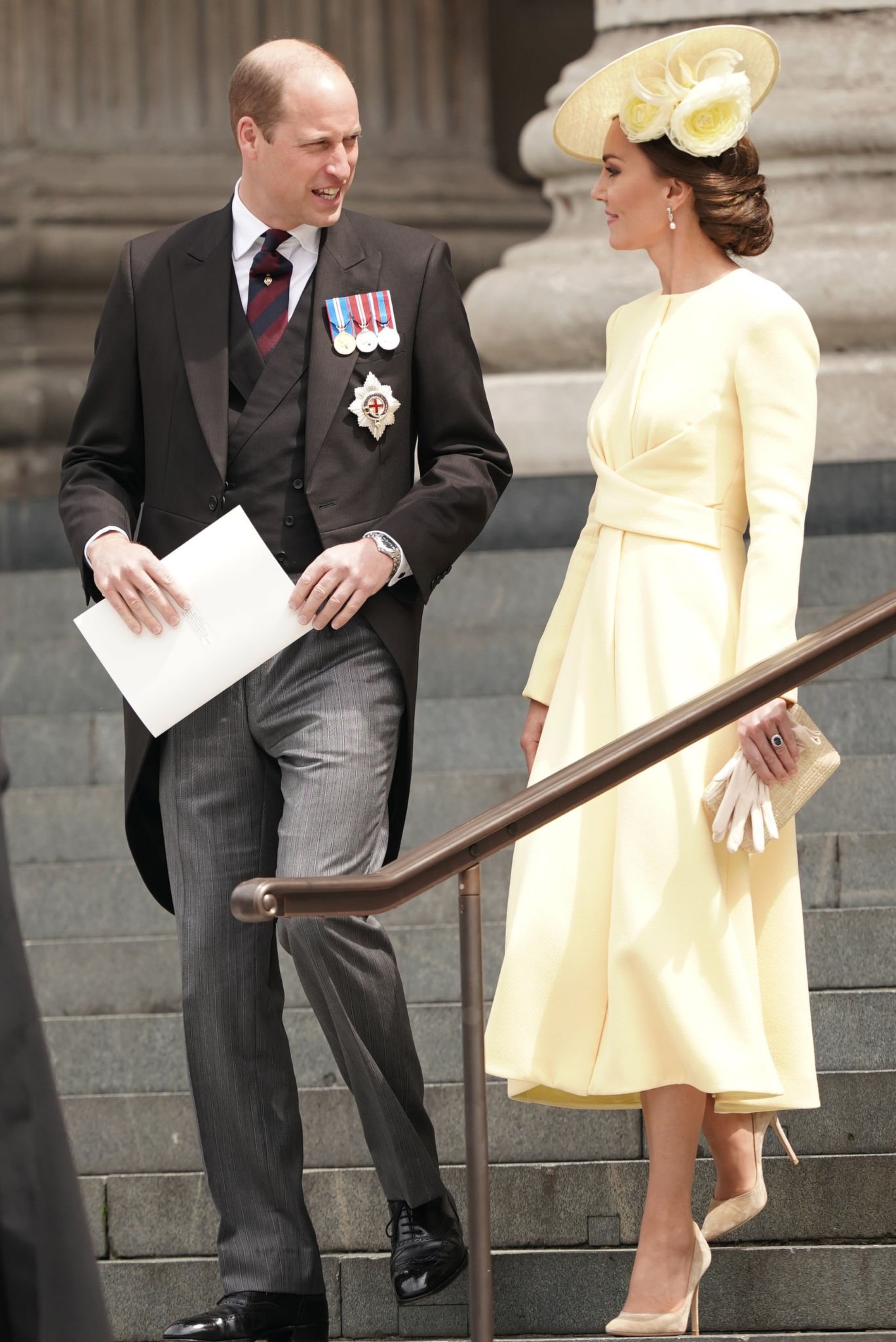 Кейт Миддлтон в ярком платье посетила торжественную литургию в честь 70-летия правления Елизаветы II