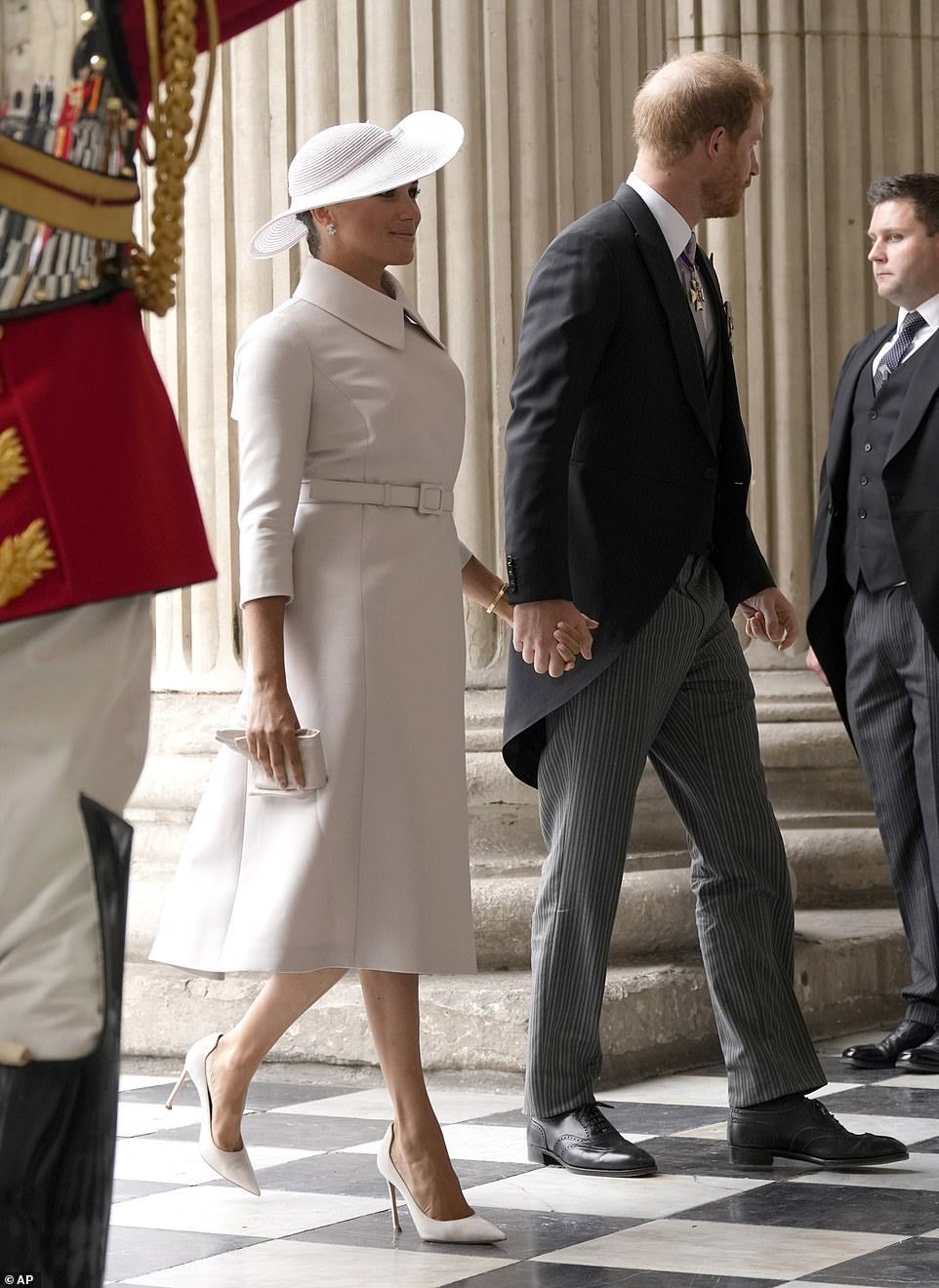Принц Гарри и Меган Маркл улетели в США, не дожидаясь завершения праздников в честь Елизаветы II