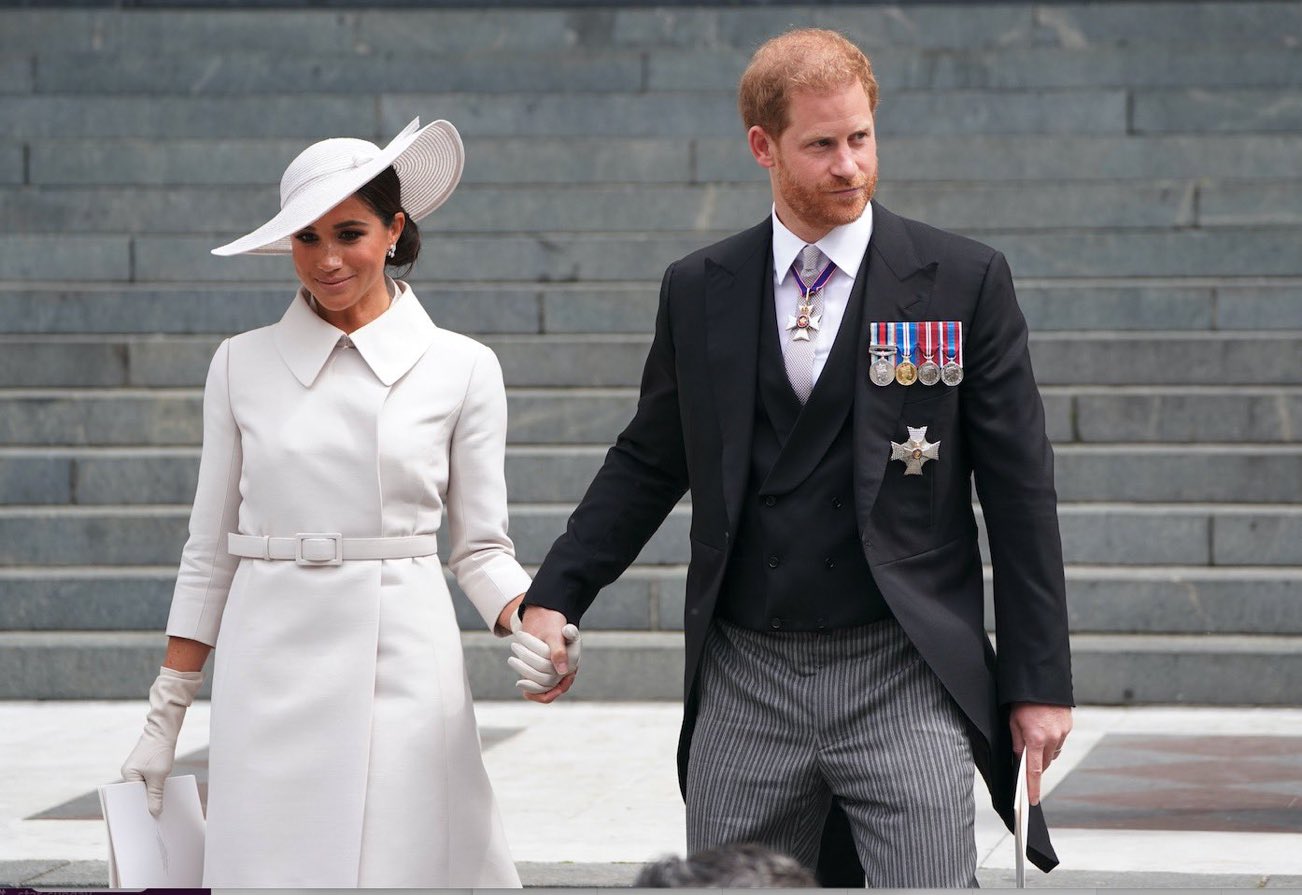 Принц Гарри и Меган Маркл не смогли выйти на балкон к королеве Елизавете II