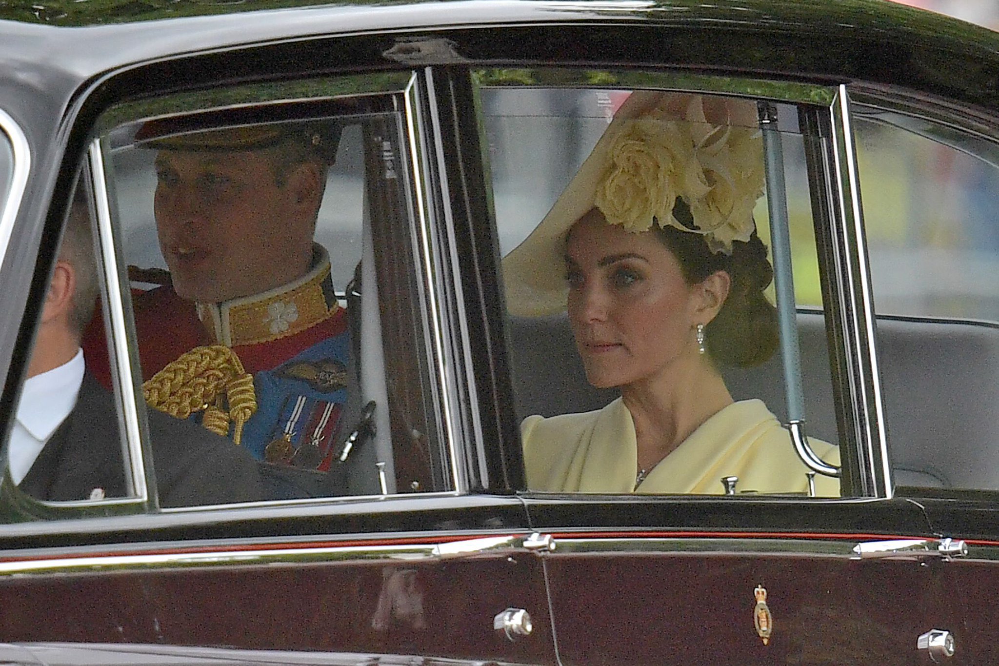 Кейт Миддлтон в ярком платье посетила торжественную литургию в честь 70-летия правления Елизаветы II