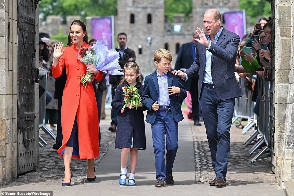 Принц Уильям и Кейт Миддлтон с Джорджем и Шарлоттой прибыли в Кардифф