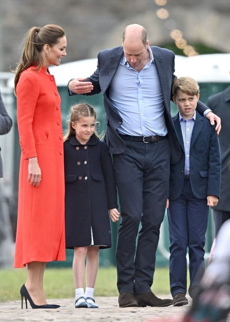 Принц Уильям и Кейт Миддлтон с Джорджем и Шарлоттой прибыли в Кардифф