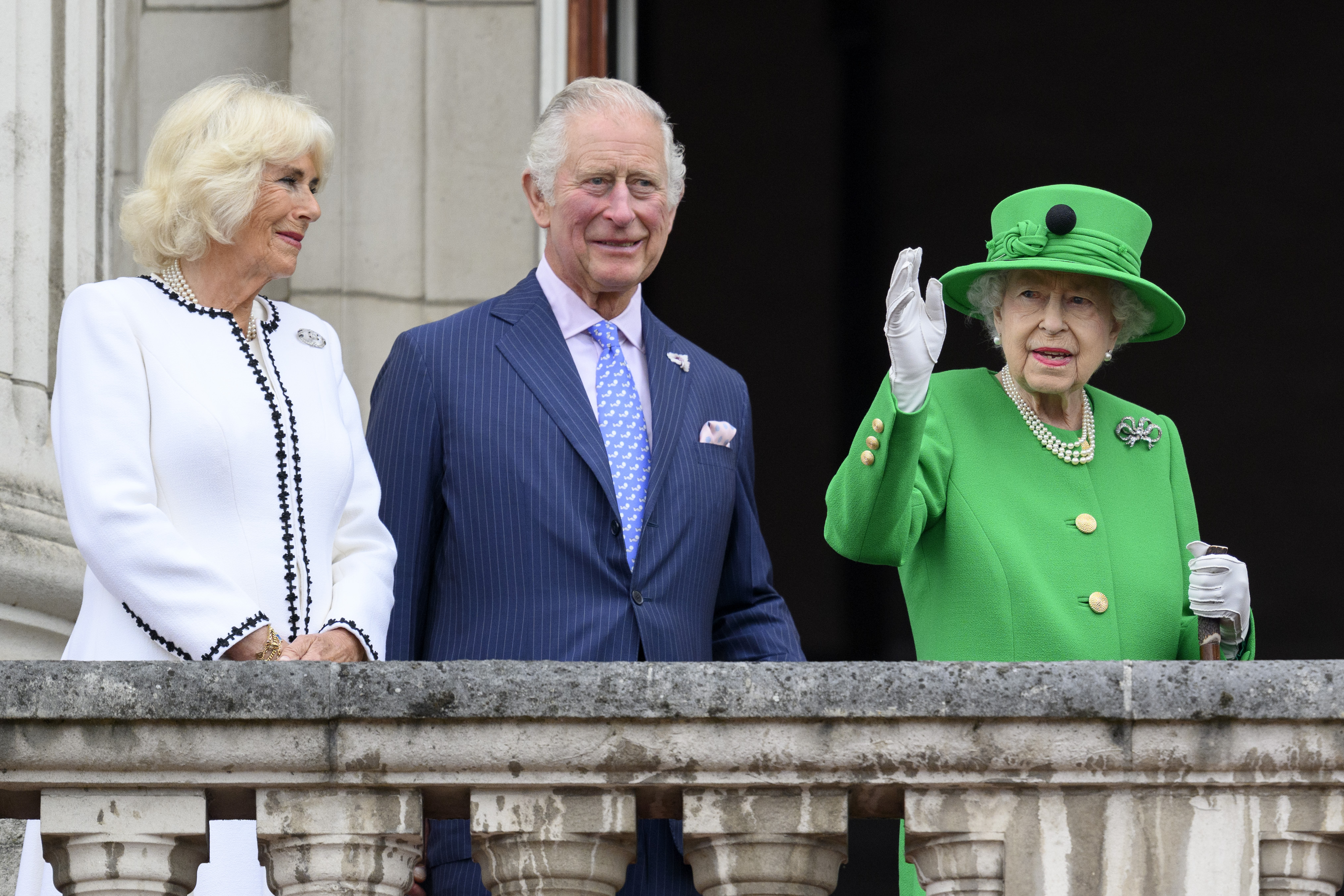 Королева Елизавета II во второй раз появилась на балконе Букингемского дворца
