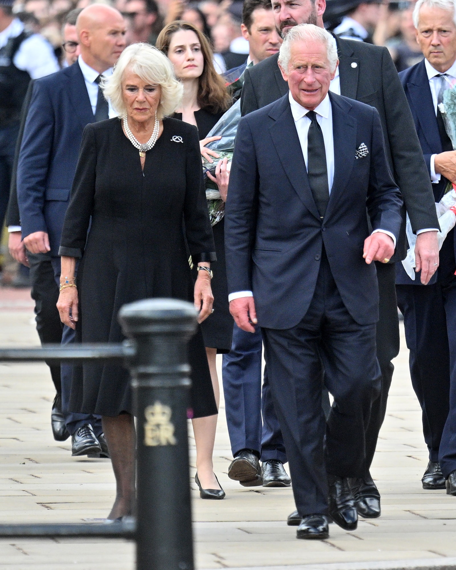Король Карл III и королева-консорт Камилла встретились с подданными у Букингемского дворца