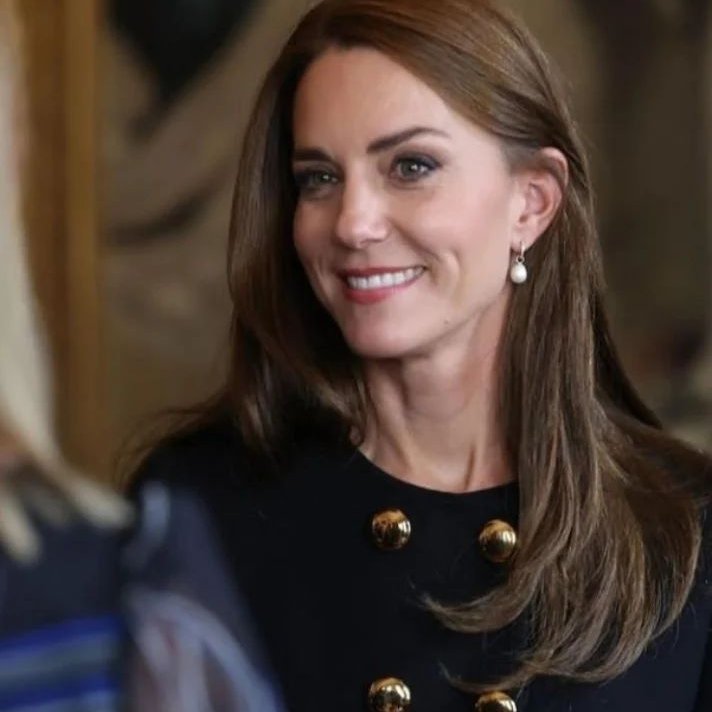 Кейт Миддлтон в строгом пальто вышла в свет после похорон Елизаветы II