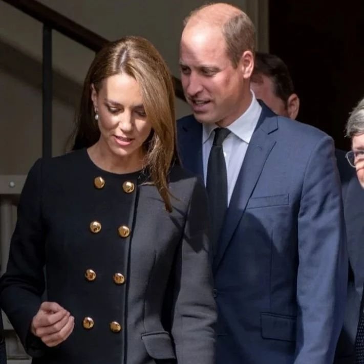 Кейт Миддлтон в строгом пальто вышла в свет после похорон Елизаветы II