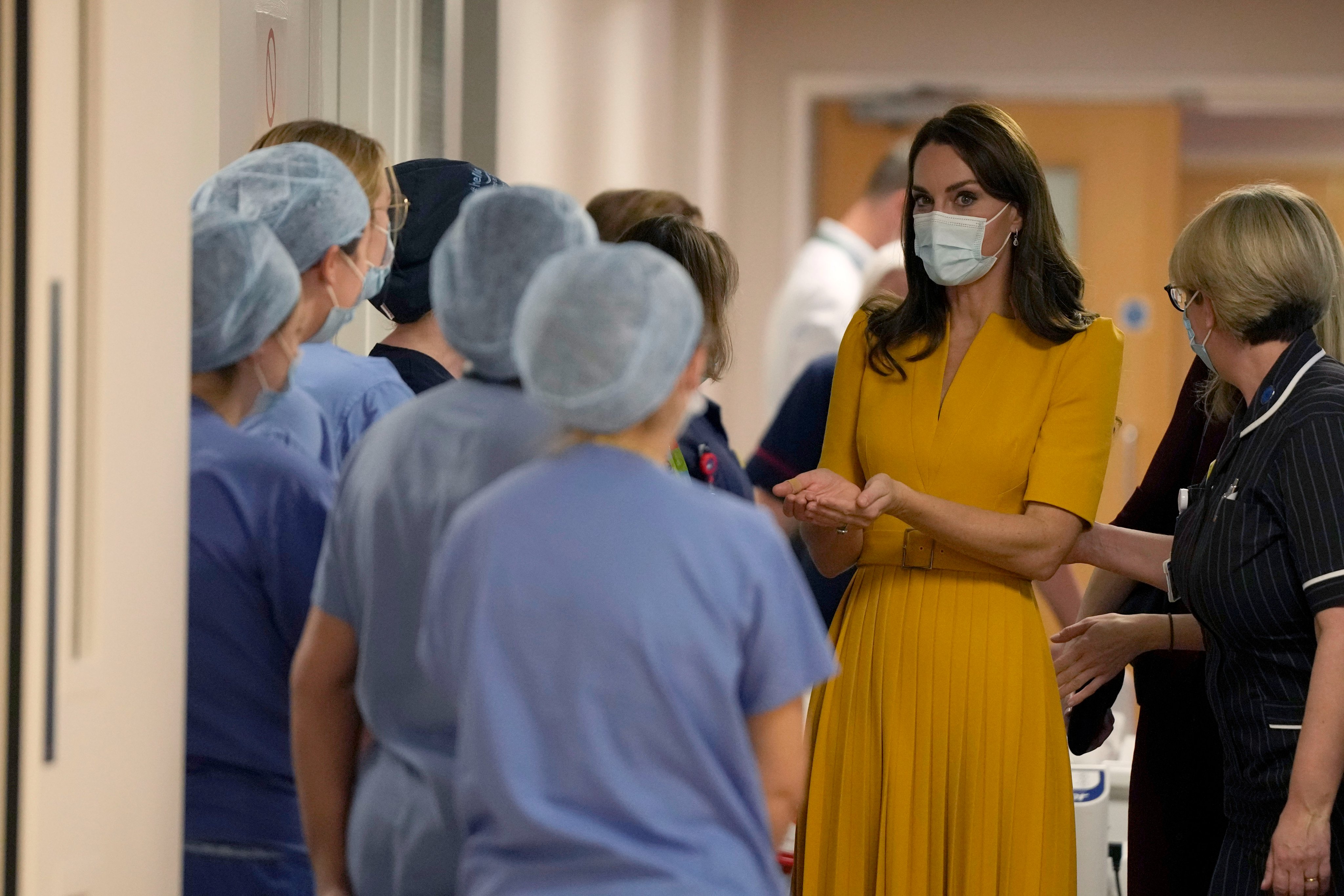 Кейт Миддлтон в желтом наряде побывала в Королевской больнице Гилфорда