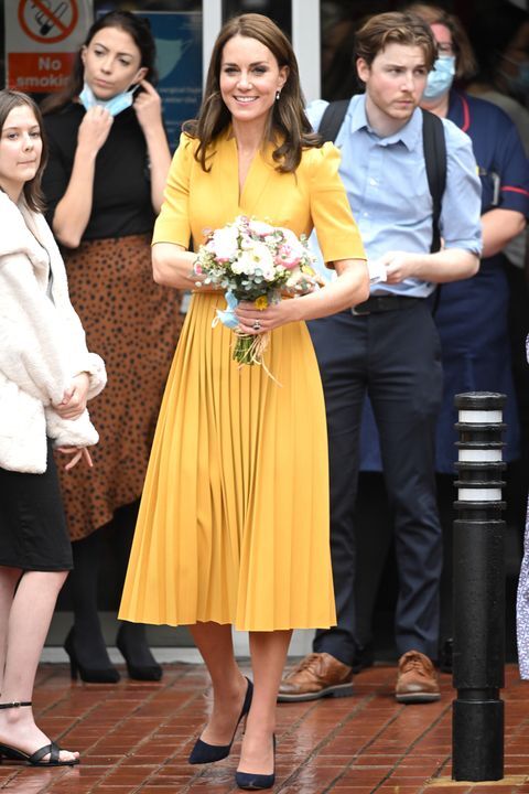 Кейт Миддлтон в желтом наряде побывала в Королевской больнице Гилфорда