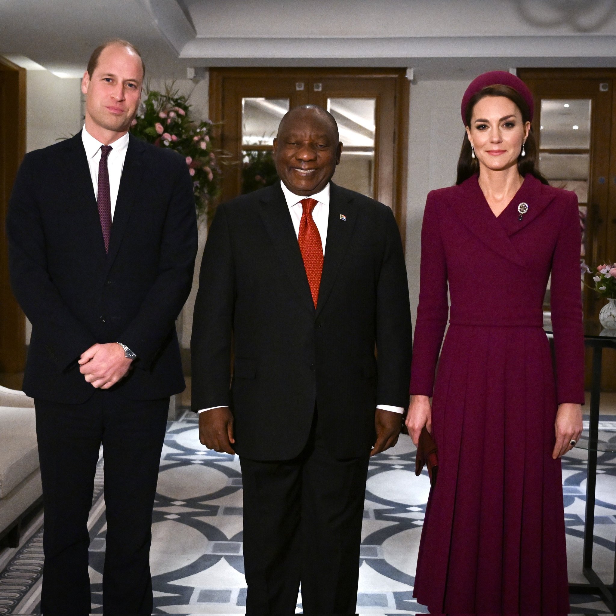 Принц Уильям, Кейт Миддлтон, король Карл III и королева Камилла приветствовали президента ЮАР