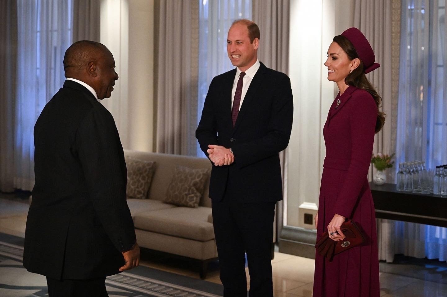 Принц Уильям, Кейт Миддлтон, король Карл III и королева Камилла приветствовали президента ЮАР